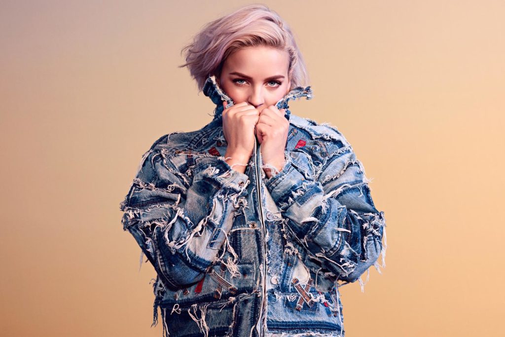 Em ascensão, Anne-Marie é uma cantora brtiânica com alguns singles no currrículo e featurings que vão de Clean Bandit a Nick Jonas.