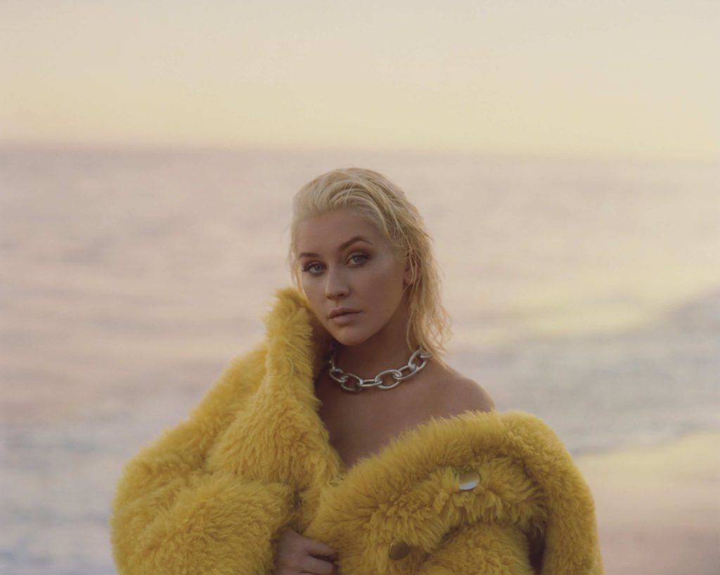 Christina Aguilera quebra o hiato de seis anos com o 