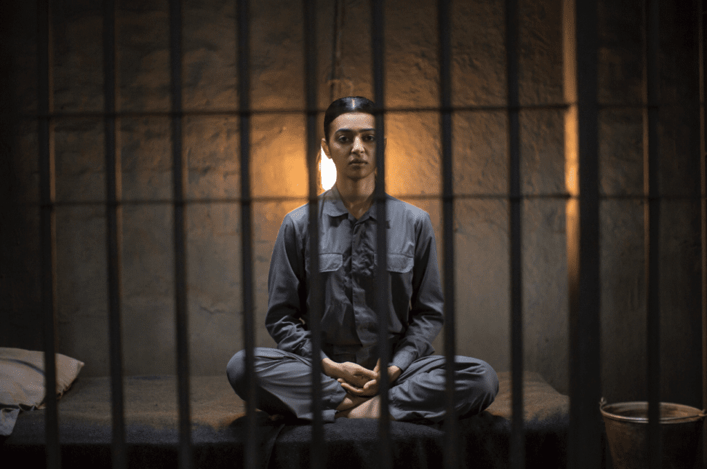 Ghoul, minissérie da Netflix, explora do folclore Árabe para criar um terror sobre um gênio diabólico que muda de forma e consome carne humana.