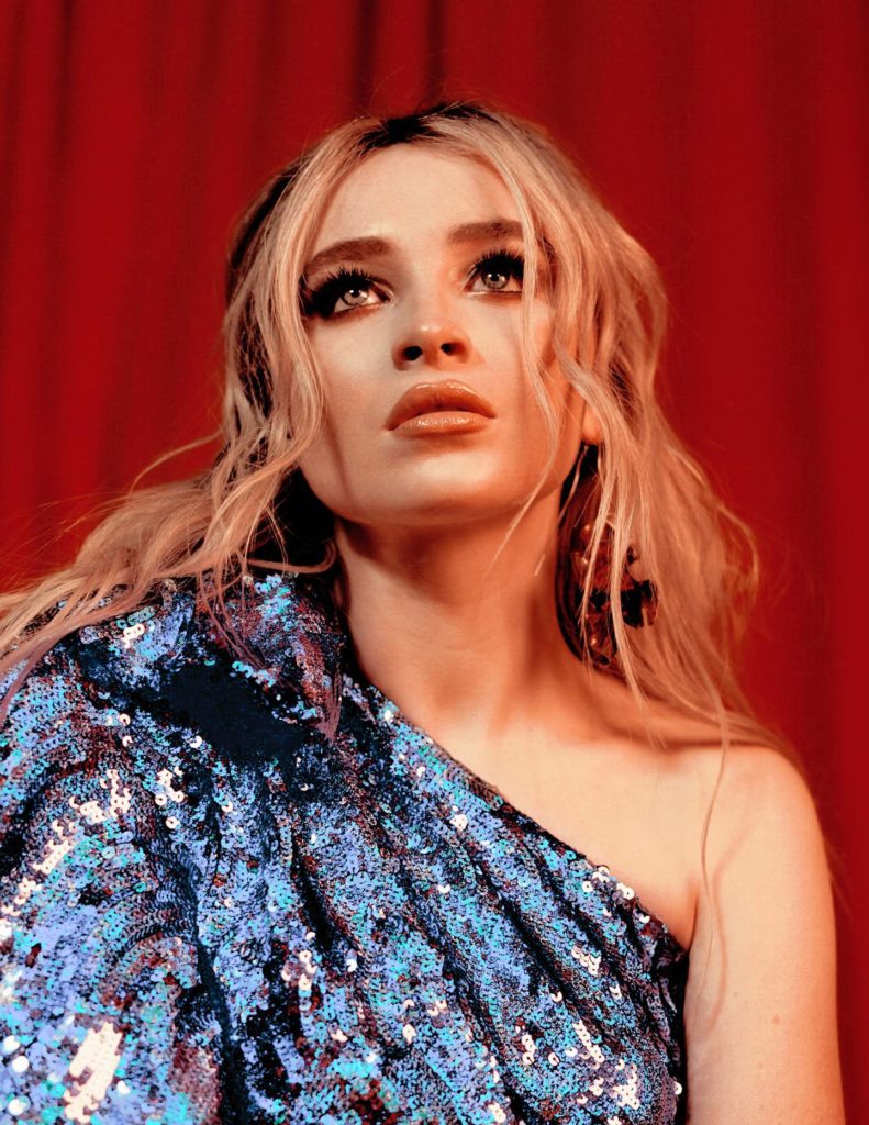 De olhos abertos para a evolução de Sabrina Carpenter