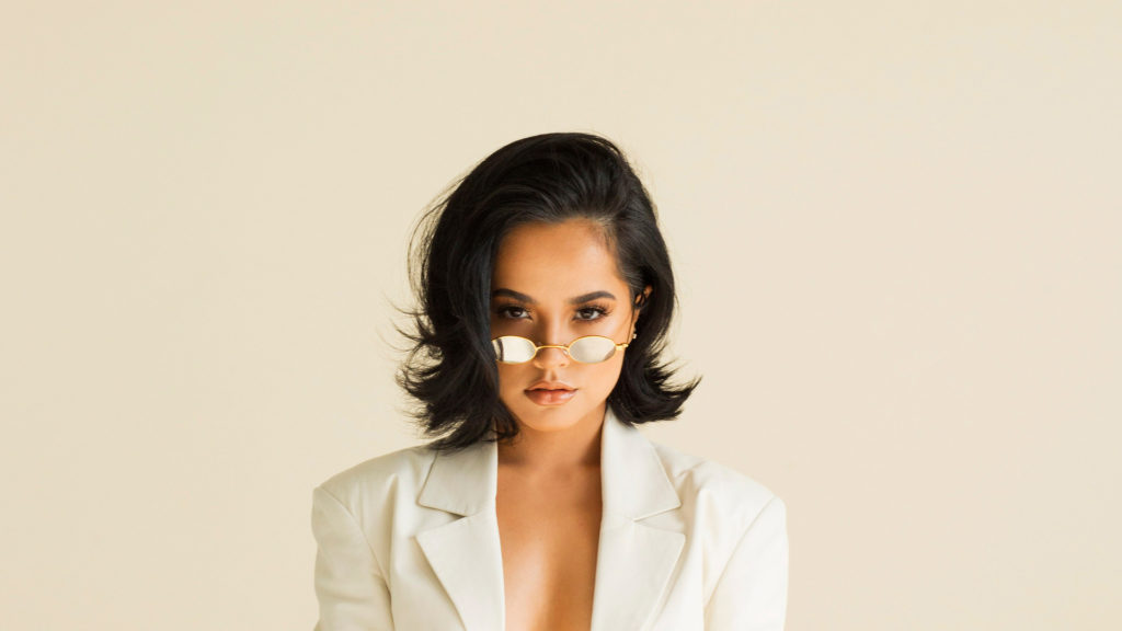 Becky G finalmente entrega seu álbum de estreia, 