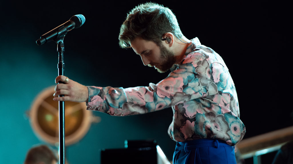 Em Ben Platt Ao Vivo em Nova York, o artista entrega uma performance energética e intimista, se abrindo ao público como nunca na carreira.